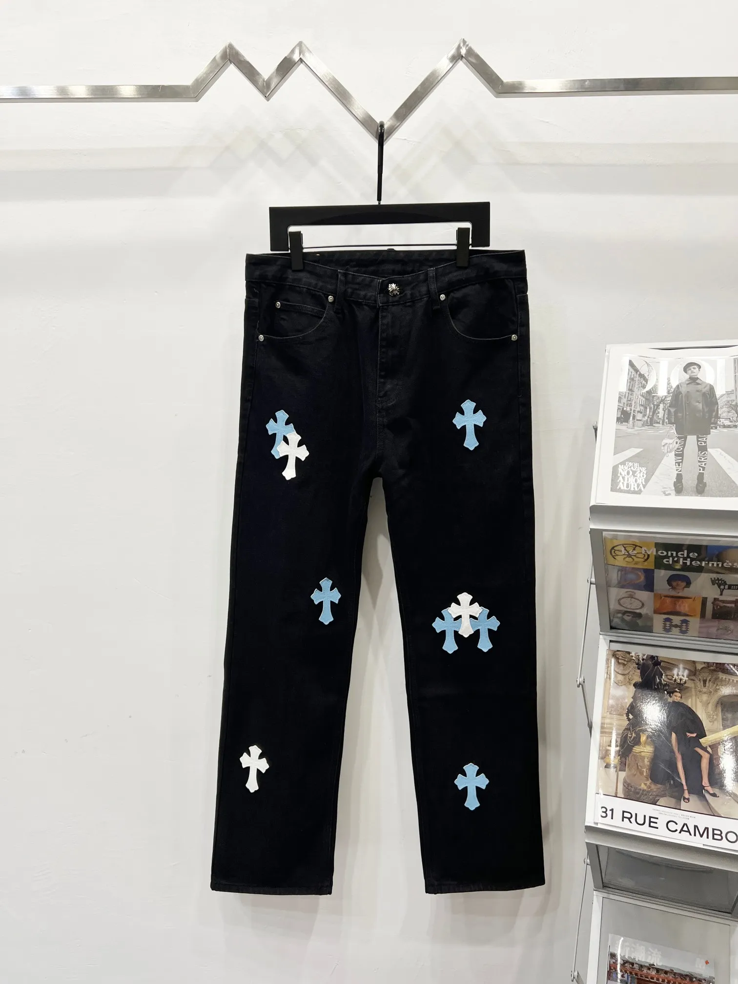P260 Style number: (K650) Style number: (K550) Chrome Hearts & Chrome Hearts CH city limited series Sanskrit cross patch leather jeans need to be washed and then disassembled and hand-sewn sheepskin cross leather is then spliced ​​to complete. The whole piece requires too much craftsmanship to explain. The texture can be seen in the hand, and it looks good. The styles with different washed textures are very friendly to people with thin legs and thick legs. The straight version is very flattering to the leg shape. The moderate length is timeless and can be matched easily and casually. It is the basic styling foundation for various styles and is a must-have in the wardrobe! The fabric is stiff but also makes the upper body soft without losing texture. The washing process is even more perfect. It is a must-have item for everyone! ! ! Washed wheat, hang tag, pants label, three labels are complete, the upper body effect is particularly stiff and stylish, super stylish, same style for men and women - Color: Size: 28 30 32 34